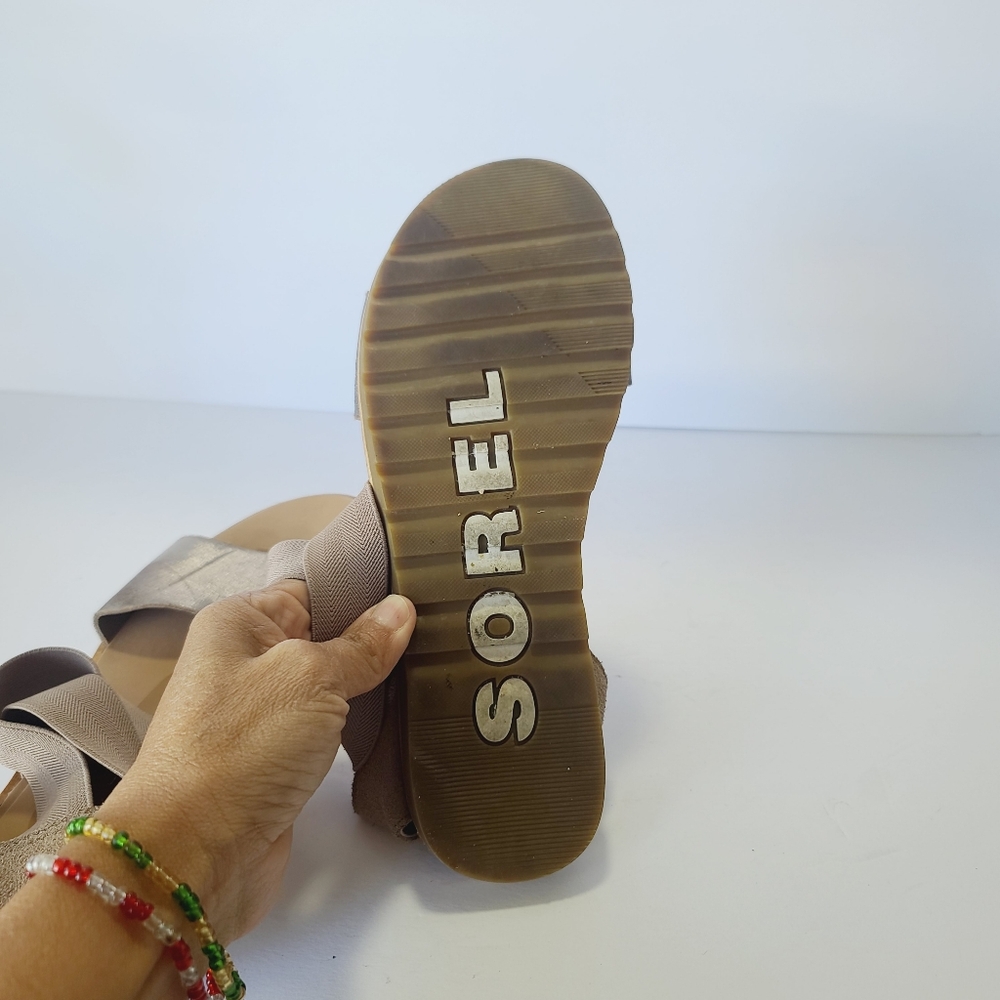 Sorel Tan and Gold Sandal Size 8.5 - Picture 4 of 5